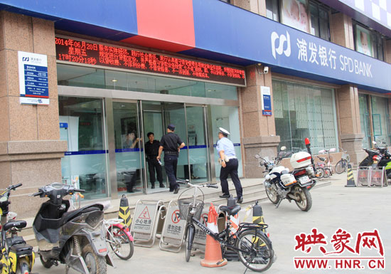 民警趕到現(xiàn)場了解情況。