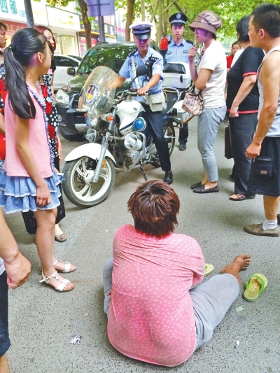 在鄭州優勝南路東三街交叉口向東100米處，一名短發中年女子平躺在路南快車道上，身旁還有一只掉落的拖鞋