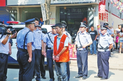 “劃臉男”常某指認現場