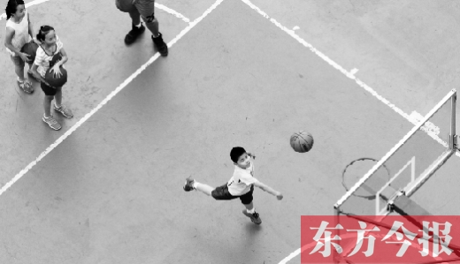 7月2日，河南工業(yè)大學(xué)籃球場(chǎng)內(nèi)，幾名孩子正在接受籃球訓(xùn)練