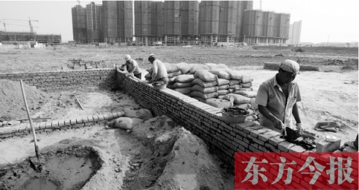 7月8日，鄭州市銀鶯路南端，一處新建的小學(xué)和中學(xué)剛剛開始動工