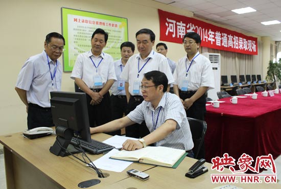 副省長徐濟(jì)超在高招錄取現(xiàn)場聽取工作人員匯報。