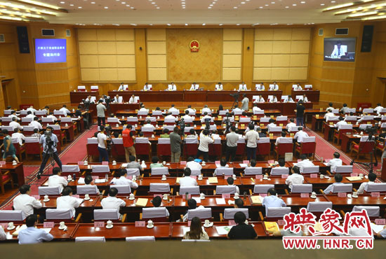 7月29日下午，河南省十二屆人大常委會第九次會議召開關(guān)于職業(yè)教育專題詢問會。
