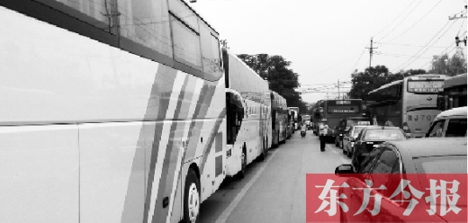 昨日，只能由東向西單行的鄭州市城南路上，闖進了由西向東行駛的大巴車，造成嚴重交通擁堵