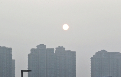 昨天，鄭州市區，霧霾遮擋的太陽像個月亮。