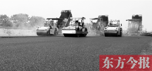 鄭州通航試驗區上街機場的改擴建工程正在緊張施工，寬闊的跑道已經基本竣工