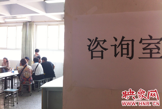 在金水區教體局設立的“復議”現場，家長們提出了各式各樣的問題。
