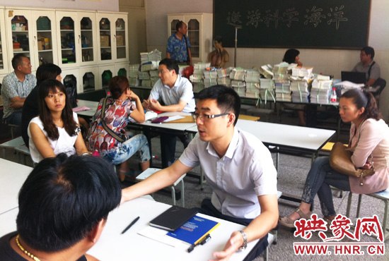 各區受理咨詢的教育部門工作人員對于提出的問題一一作出解答。
