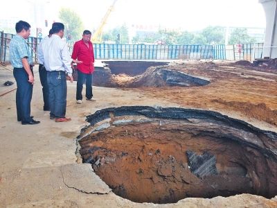 9月20日，中原路西三環交叉口坍塌現場