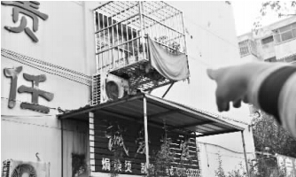 發(fā)生矛盾的一二樓鄰居，喇叭就安裝在二樓窗口。