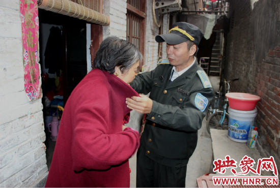 一馬路社區(qū)的巡防隊員們經(jīng)常前來幫助老人。