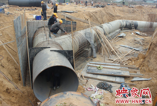鄭州市劉灣水廠開始進行與南水北調輸水管道開始碰通施工