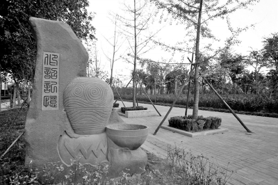 中原西路的生態廊道內處處有景