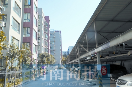 鄭州建設西路與工農路交叉口西北角附近一小區內，立體車庫已投入使用
