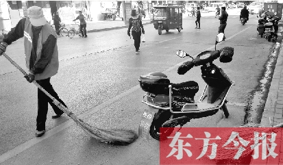 昨日，鄭州市中州大道上，穿梭于車流中上崗的環(huán)衛(wèi)工