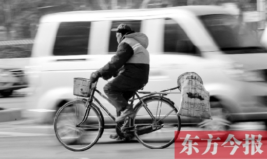 昨日，鄭州市中州大道上，穿梭于車流中上崗的環(huán)衛(wèi)工