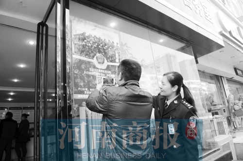市民正在掃描二維碼，加關(guān)注