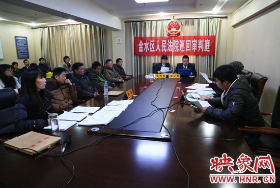 12月2日上午9點，鄭州市金水區(qū)法院將法庭搬到了經(jīng)八路辦事處，并案審理了這6起勞務(wù)糾紛案件。
