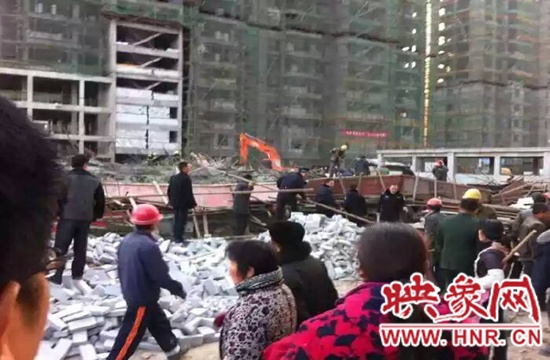 圖為事故現(xiàn)場(chǎng)情況，當(dāng)?shù)厝罕姽﹫D。
