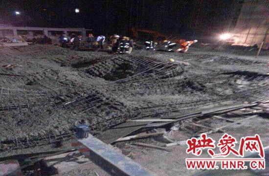 圖為事故現(xiàn)場(chǎng)情況，當(dāng)?shù)厝罕姽﹫D。