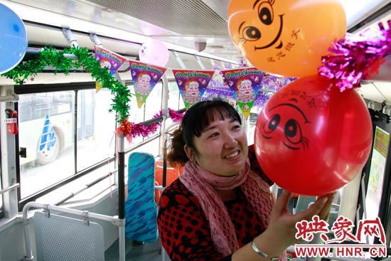 鄭州快速公交B3區間線車長李鵬云在車廂里懸掛氣球，布置圣誕車廂，營造歡樂圣誕氛圍