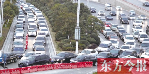 昨日，鄭州市福元路，車輛在僅剩的一條5米寬車道上堵得“不亦樂乎”