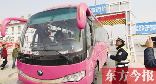 鄭州交警在鄭州黃河大橋安裝“機動車緝查布控系統”嚴查違法運輸行為，確保旅客安全。