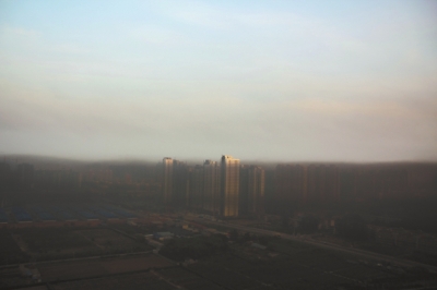 鄭州遇“平流霧”，上空晴朗，城市被黑霧籠罩