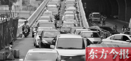 昨日，鄭州市大學路與隴海路交叉口處，因封閉施工，現場堵成停車場