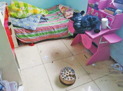 在理發店死者居住的臥室內，地上放有一個大煤球。