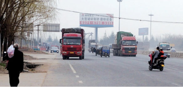 距離事故現場不遠，仍有人騎電動車帶著孩子橫穿馬路
