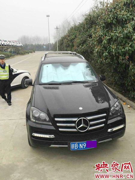 江西男子奔馳車(chē)中睡覺(jué)一氧化碳中毒，周口高速交警及時(shí)發(fā)現(xiàn)。