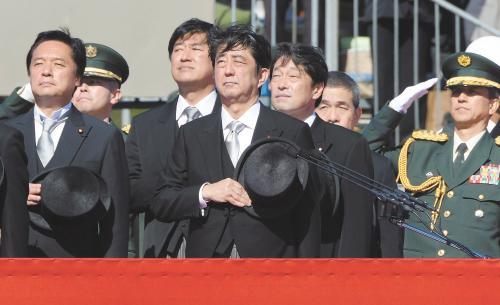 　27日上午，日本首相安倍晉三在琦玉縣的自衛隊朝霞訓練場出席陸上自衛隊年度閱兵式