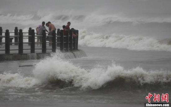 圖為11月10日，受臺風“海燕”影響，三亞海邊風大浪急。尹海明 攝