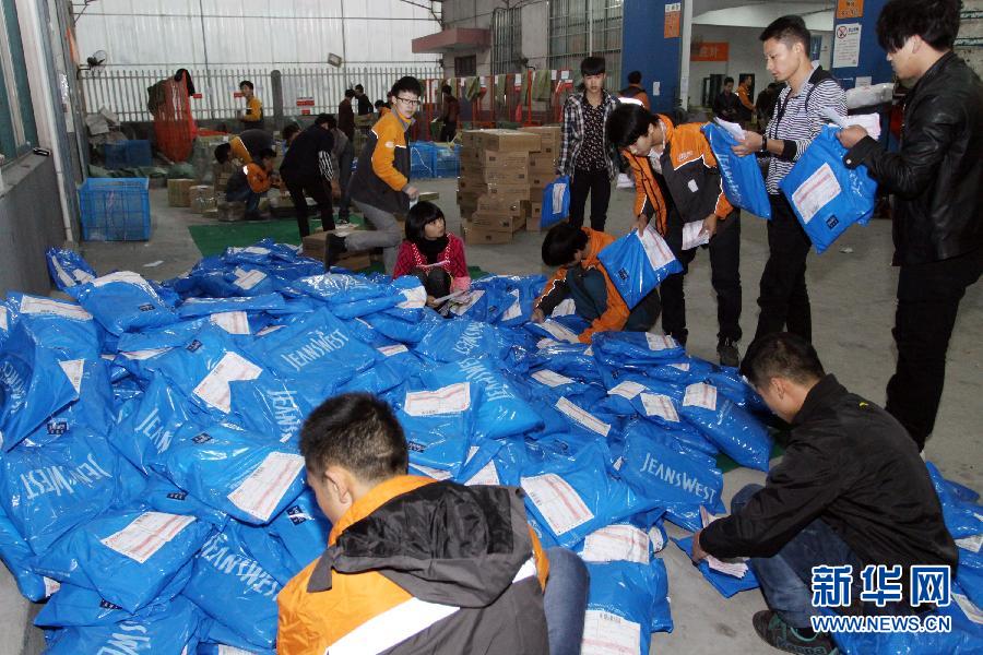 11月11日，浙江省嘉善縣一家快遞公司的員工在清點當地一家企業準備寄給客戶的商品。