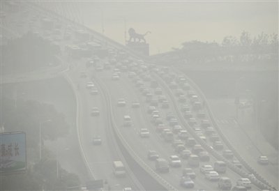 昨日，南昌市八一大橋被霧霾籠罩。 新華社發