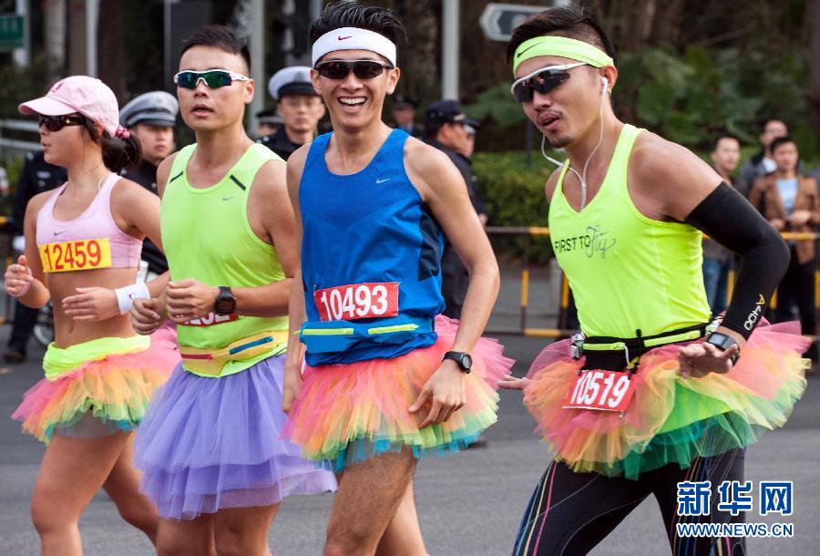 12月8日，三名男選手身著“蓬蓬裙”參加比賽。