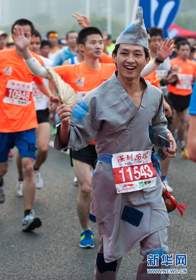 12月8日，一名選手身著“濟公”服裝參加比賽。