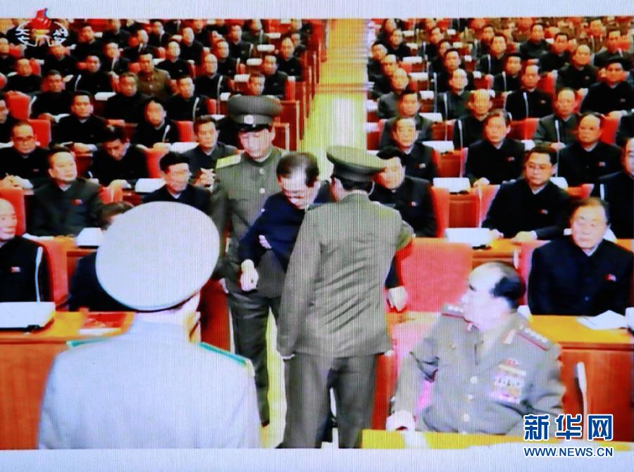 張成澤在12月8日勞動黨中央政治局?jǐn)U大會議現(xiàn)場被帶走。