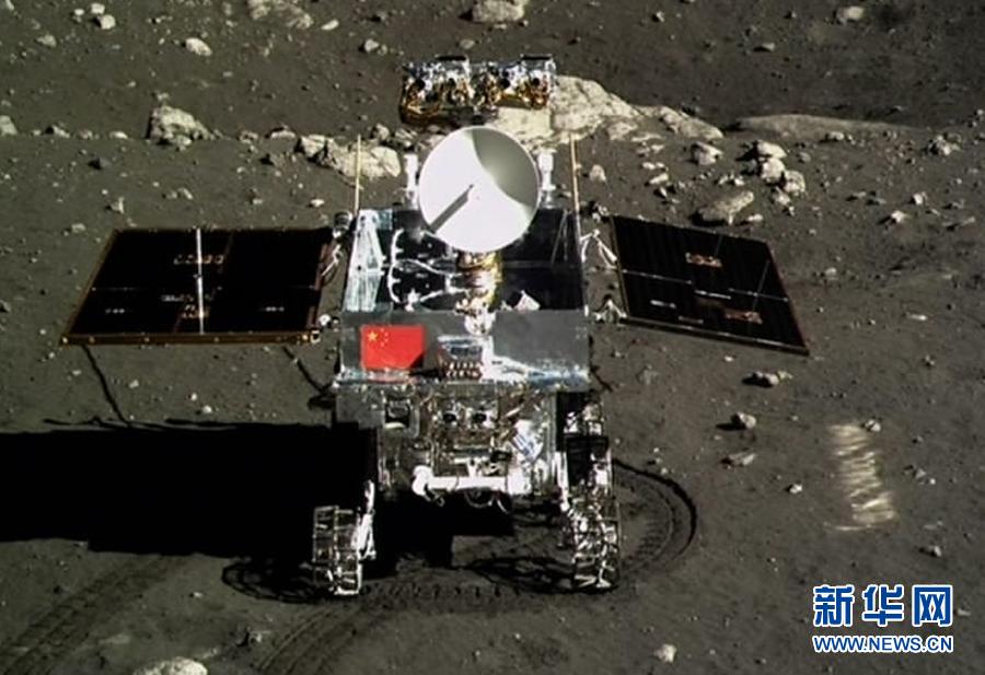 這是北京飛控中心大屏幕上顯示嫦娥三號著陸器上的相機拍攝的“玉兔”號月球車。