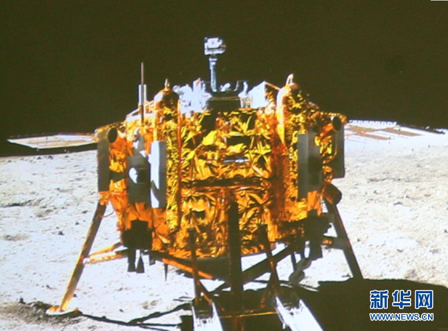 這是北京飛控中心大屏幕上顯示“玉兔”號月球車上的全景相機拍攝的嫦娥三號著陸器照片。