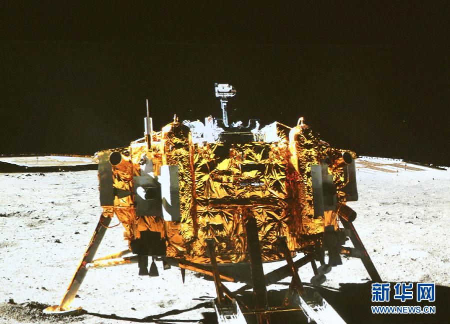 這是北京飛控中心大屏幕上顯示“玉兔”號月球車上的全景相機拍攝的嫦娥三號著陸器照片。