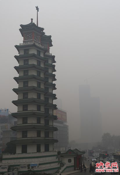 距離二七塔三百米遠的高樓已經模糊不清