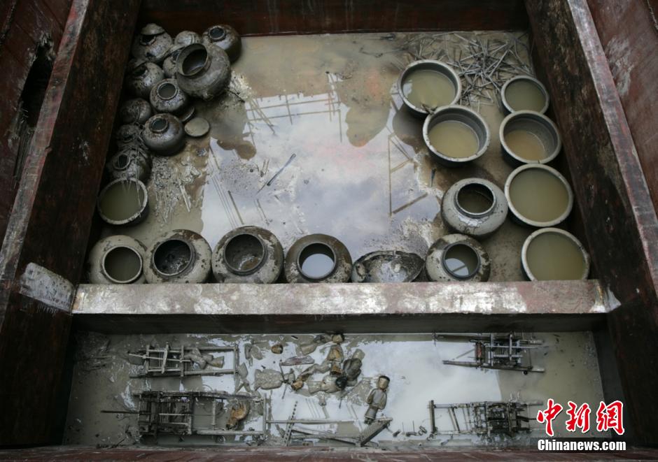 圖為漢墓群發掘現場出土了大量珍貴文物。