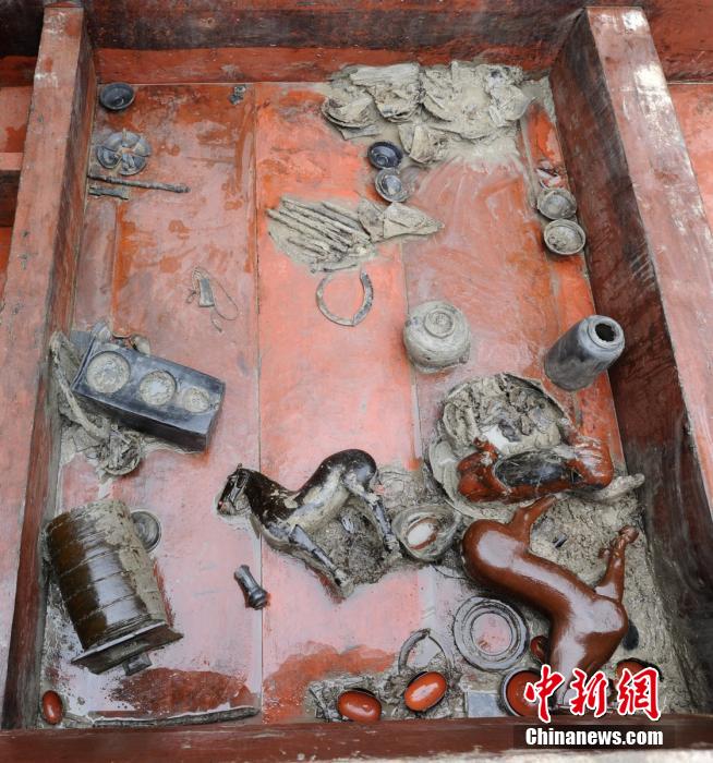 圖為出土漆器240余件，器形有耳杯、奩、幾、盤、盒、俑、馬等。