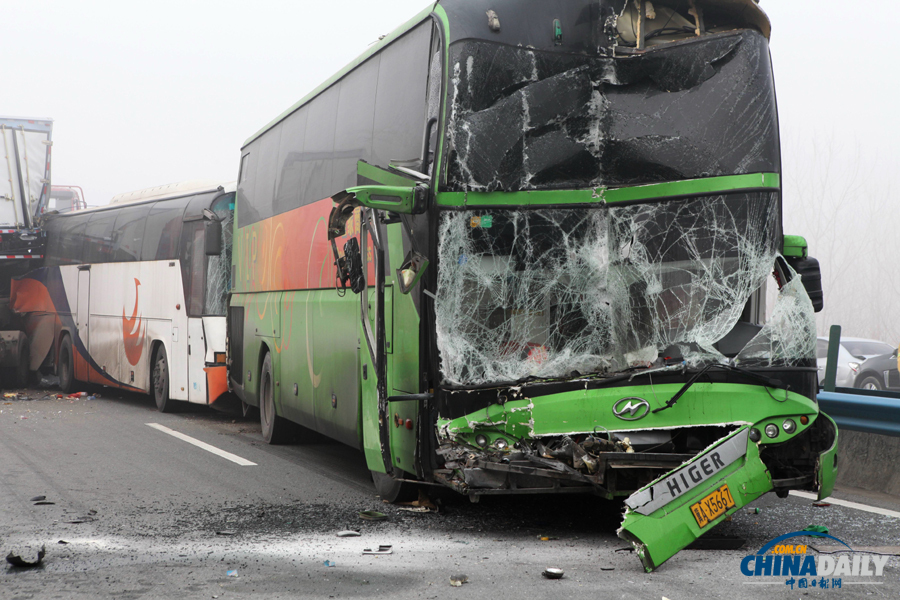 車禍救援現場。惠斌 攝
