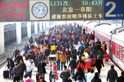 昨天，由北京開出的列車途經(jīng)安徽亳州火車站，大量旅客回到家鄉(xiāng)