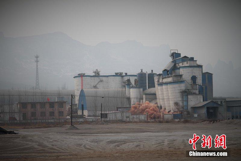 　2014年2月17日，石家莊市再次啟動(dòng)壓減水泥過(guò)剩產(chǎn)能、治理大氣污染水泥企業(yè)集中爆破拆除行動(dòng)。