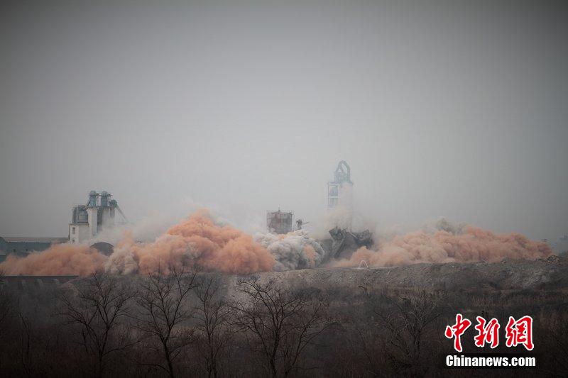 　2014年2月17日，石家莊市再次啟動(dòng)壓減水泥過(guò)剩產(chǎn)能、治理大氣污染水泥企業(yè)集中爆破拆除行動(dòng)。