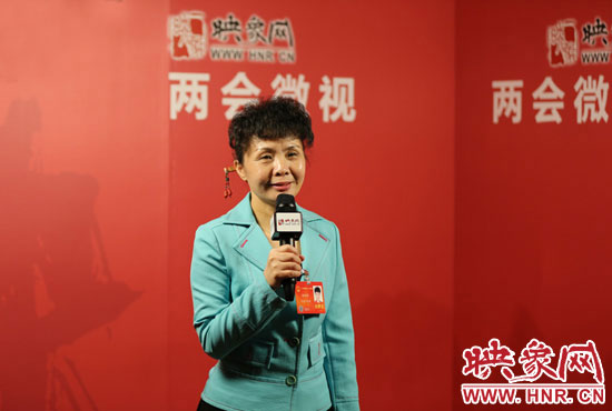 在映象網(wǎng)全國(guó)兩會(huì)北京演播室，全國(guó)人大代表、河南理工大學(xué)音樂(lè)學(xué)院副院長(zhǎng)游吟歌做客《兩會(huì)微視》訪談.